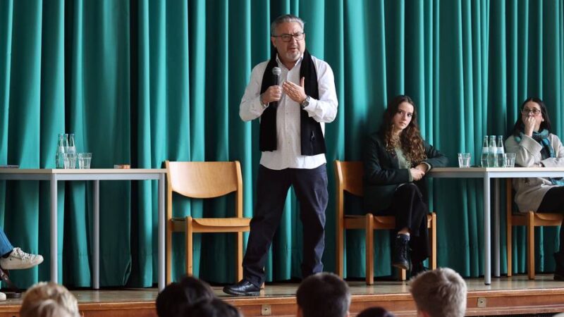 Gespräch mit Mönchengladbacher Schülern: Unschuldig im Todestrakt – Menschenrechtsaktivist Joaquín Martinez erzählt seine Geschichte