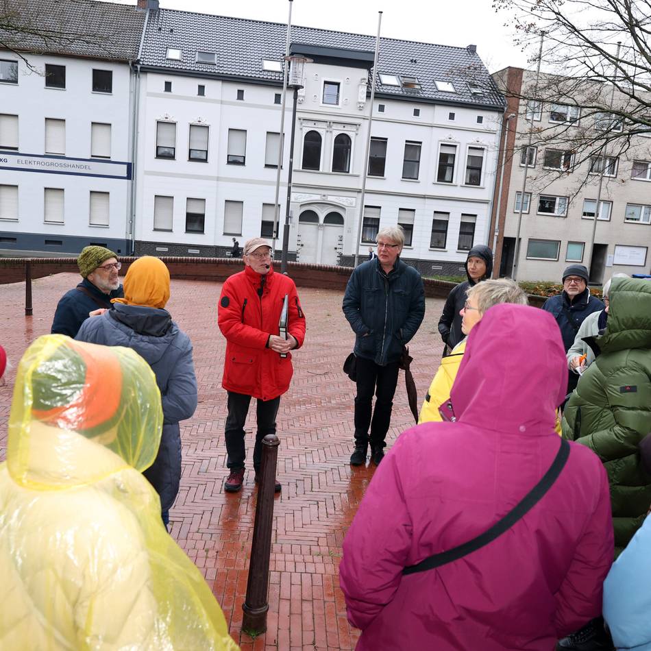 Erinnerungskultur in Mönchengladbach und Rheydt: Ein Rundgang führte zu den Stolpersteinen der Stadt