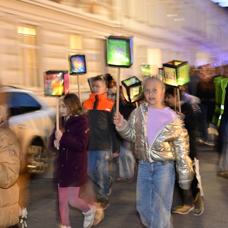 Sankt Martin in Mönchengladbach: Martinsumzug bringt Odenkirchen zum Strahlen