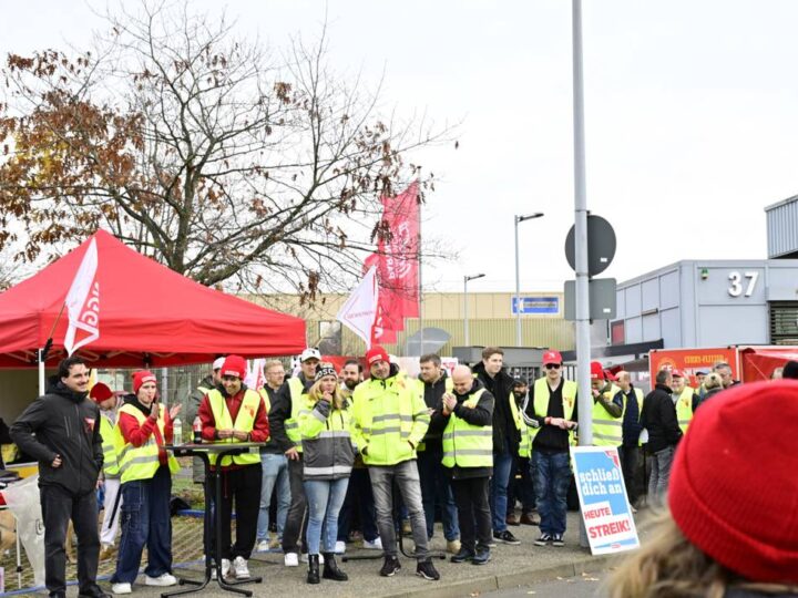 Streik in Mönchengladbach: Coca-Cola-Mitarbeitende fordern mehr Geld für Azubis