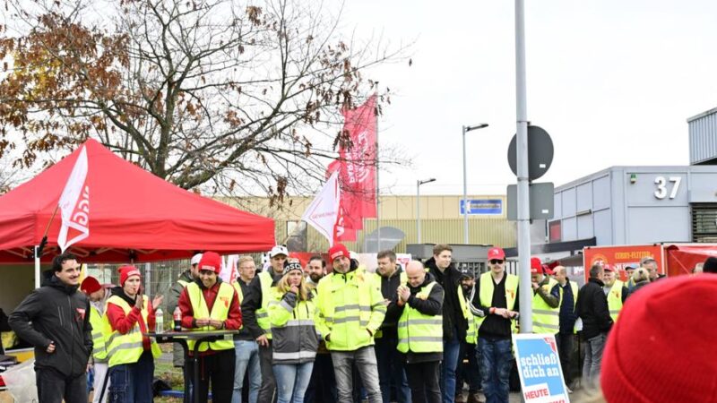 Streik in Mönchengladbach: Coca-Cola-Mitarbeitende fordern mehr Geld für Azubis