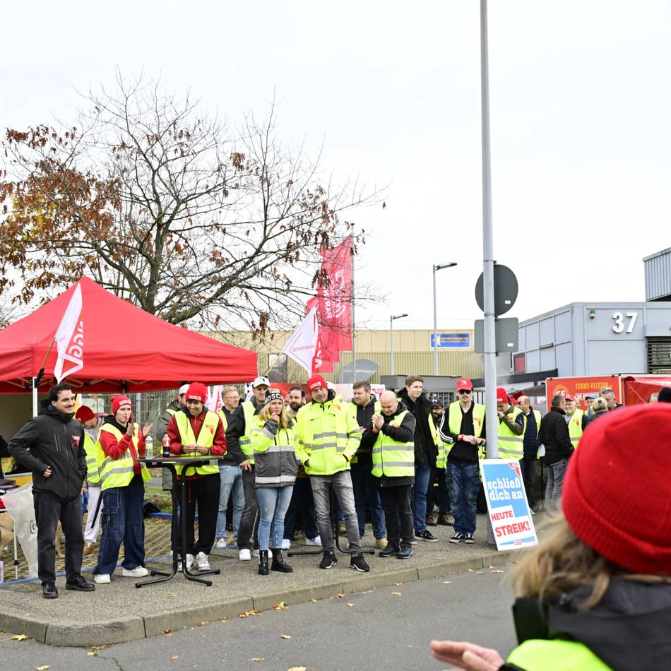 Streik in Mönchengladbach: Coca-Cola-Mitarbeitende fordern mehr Geld für Azubis