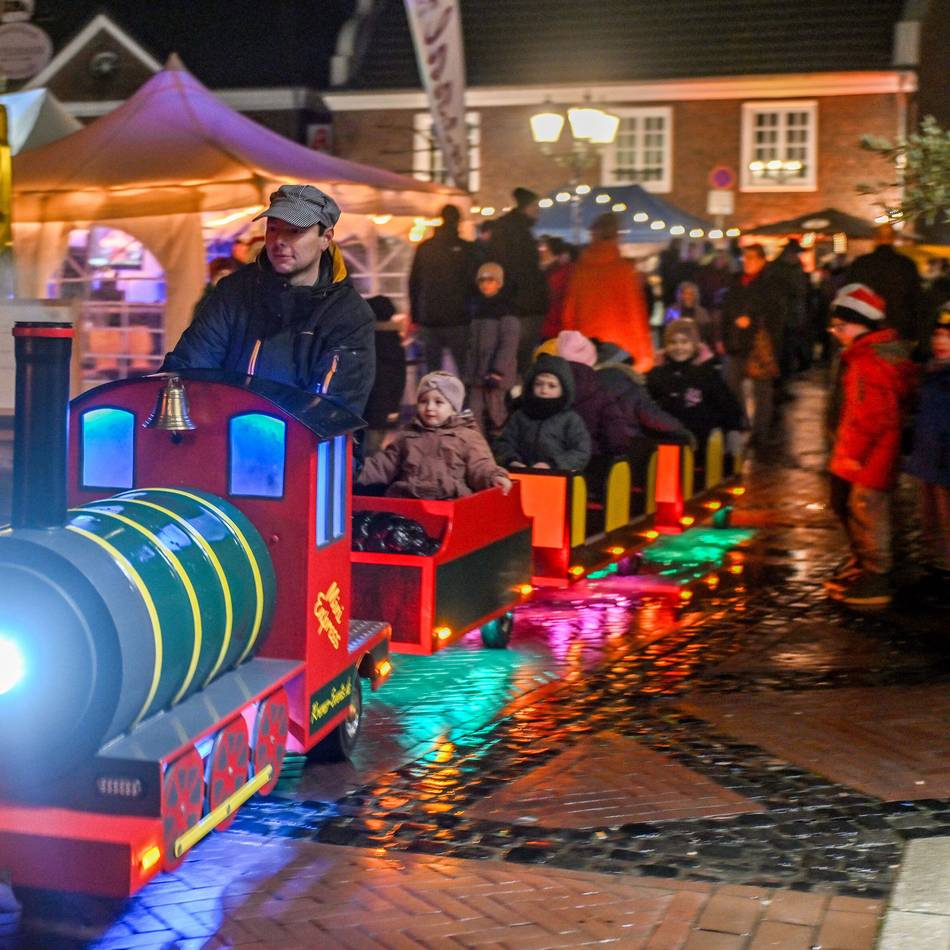 Moonlight-Shopping in Nieukerk: Kettcar-Lichterfahrt und Weihnachtsmarkt sorgen für tolle Atmosphäre im Mondlicht