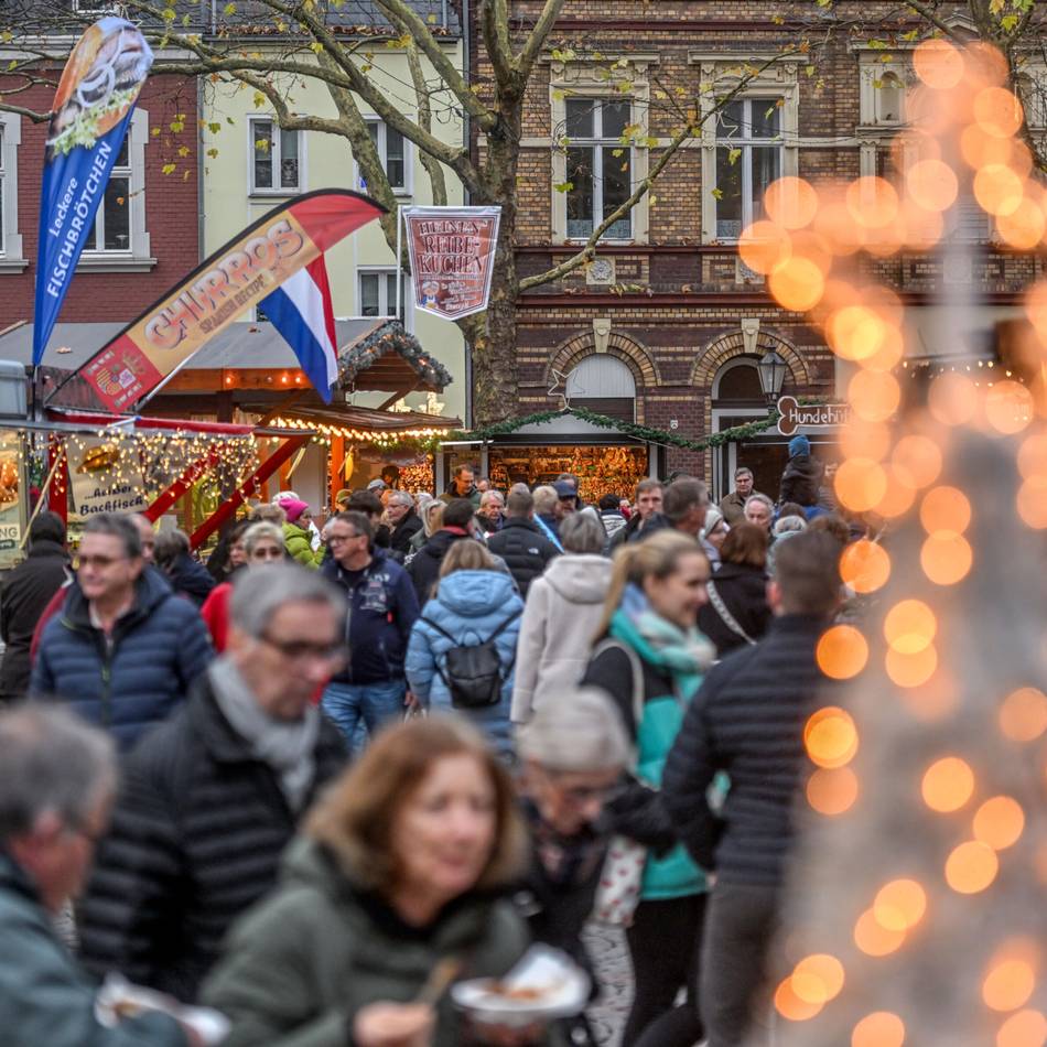 „Markt der Sterne“ in Kempen eröffnet: Weihnachtliches und Alltägliches