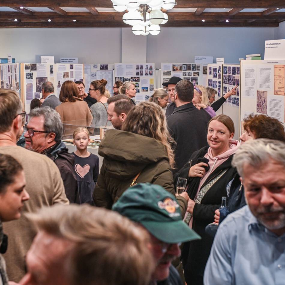 Mit vielen Stücken aus Privatbesitz: Ausstellung zeigt über 100 Jahre Schulgeschichte aus Nieukerk und Winternam