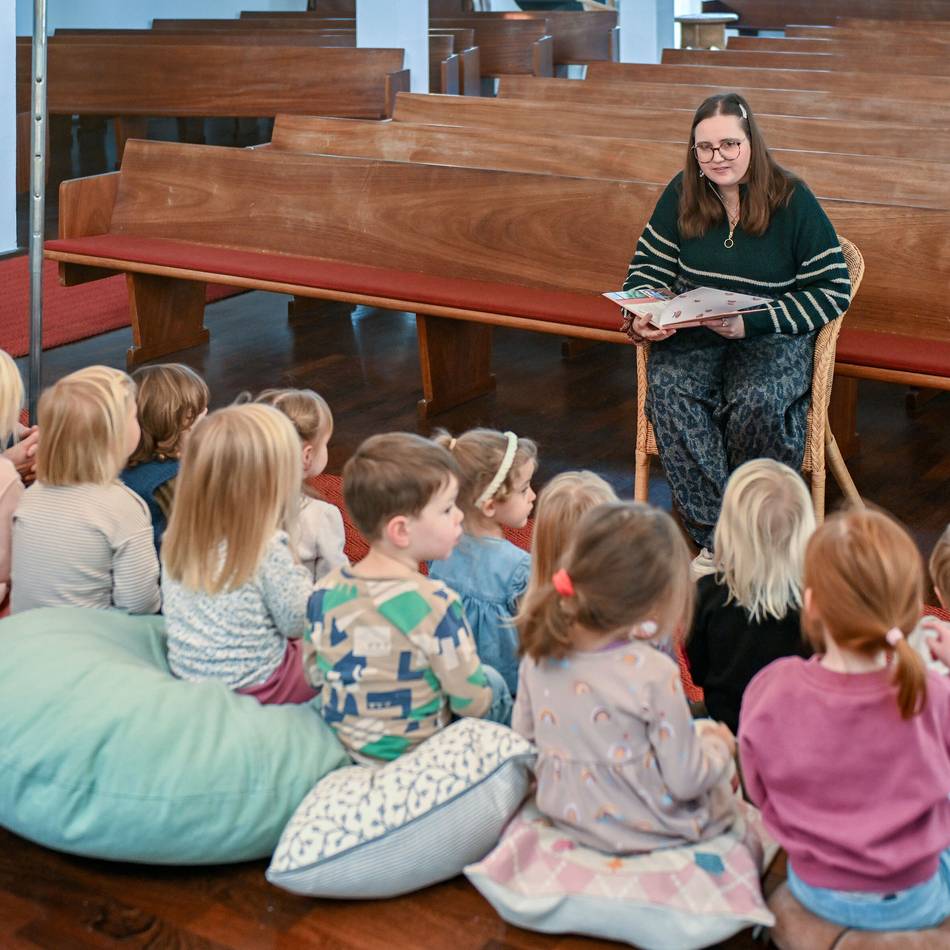 Bundesweiter Vorlesetag 2025: Vorlesen als „oberdringlichwichtige“ Aufgabe vor dem Träumen