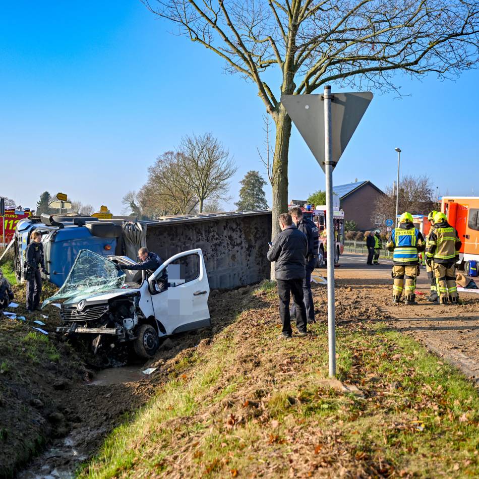 Transporter-Fahrer in Lebensgefahr: Schwerer Unfall auf der Hetzerter Straße in Straelen