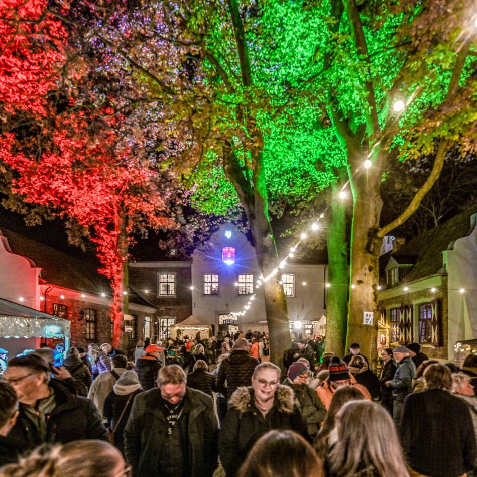 Haus Ingenray in Geldern-Pont: Lange Schlangen beim Lichtermarkt