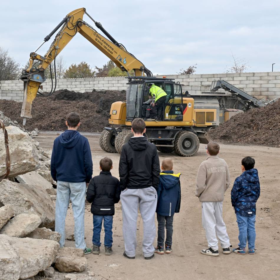Schlabbers GmbH lädt Kinderheim ein: Wo Kinder Bagger fahren dürfen