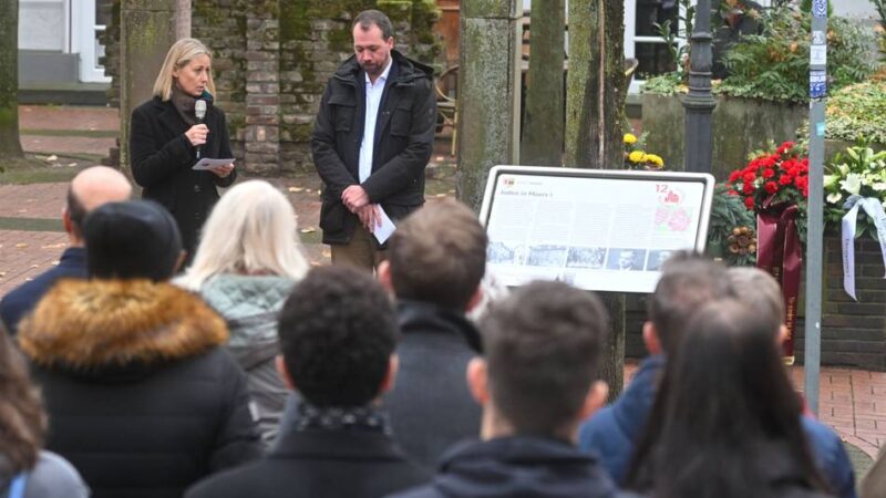 Gedenken am Synagogenbogen in Moers: Schüler erinnern an die Pogromnacht