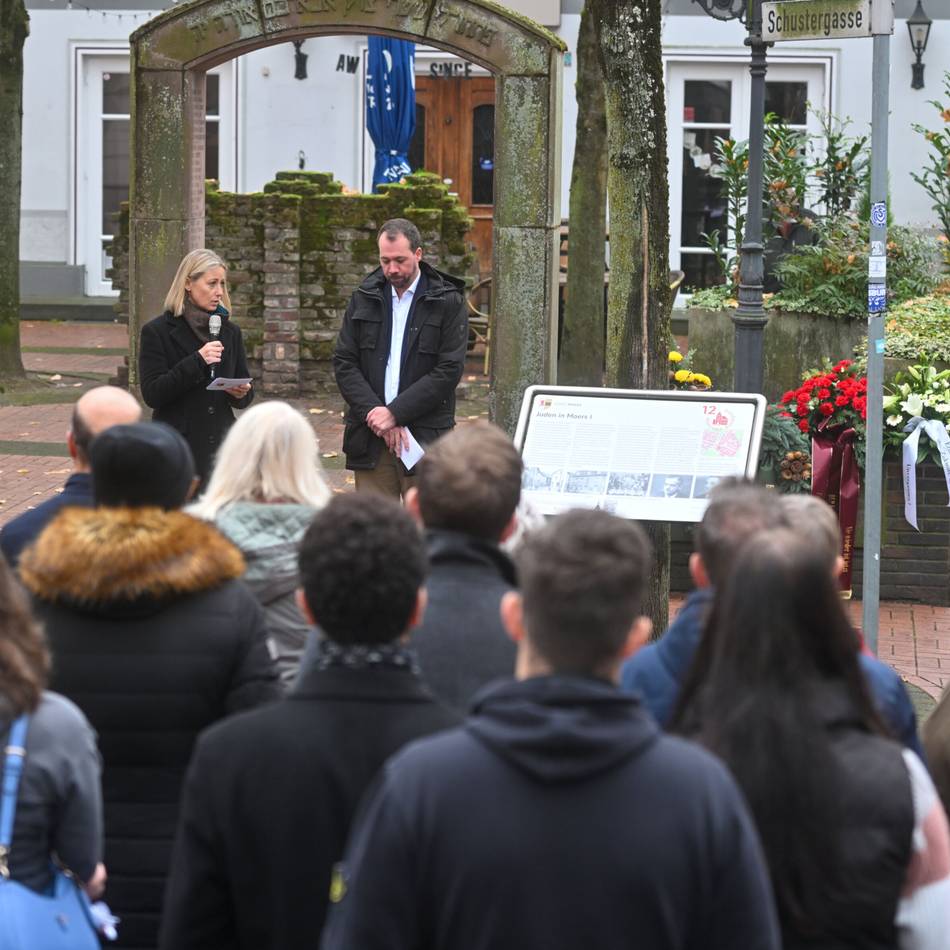 Gedenken am Synagogenbogen in Moers: Schüler erinnern an die Pogromnacht
