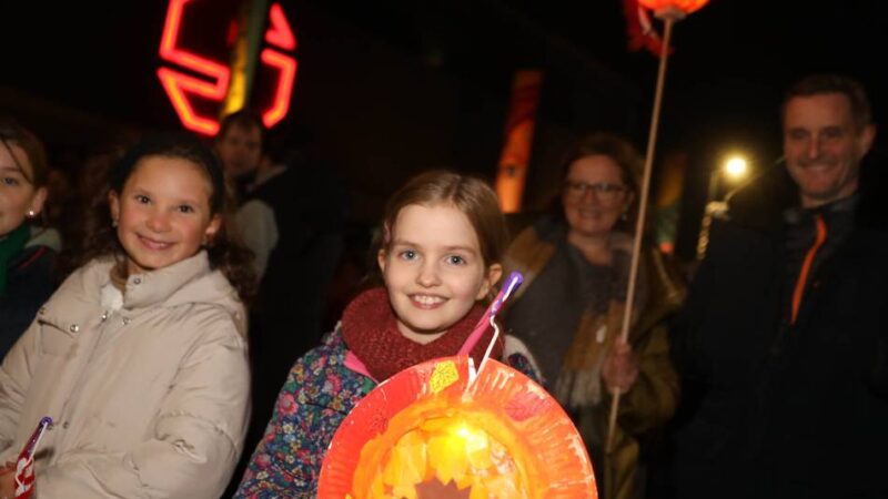 Fast 2000 Menschen ziehen durch Mönchengladbach: Leuchtende Laternen und leuchtende Augen bei Schaffrath-Martinszug 2025