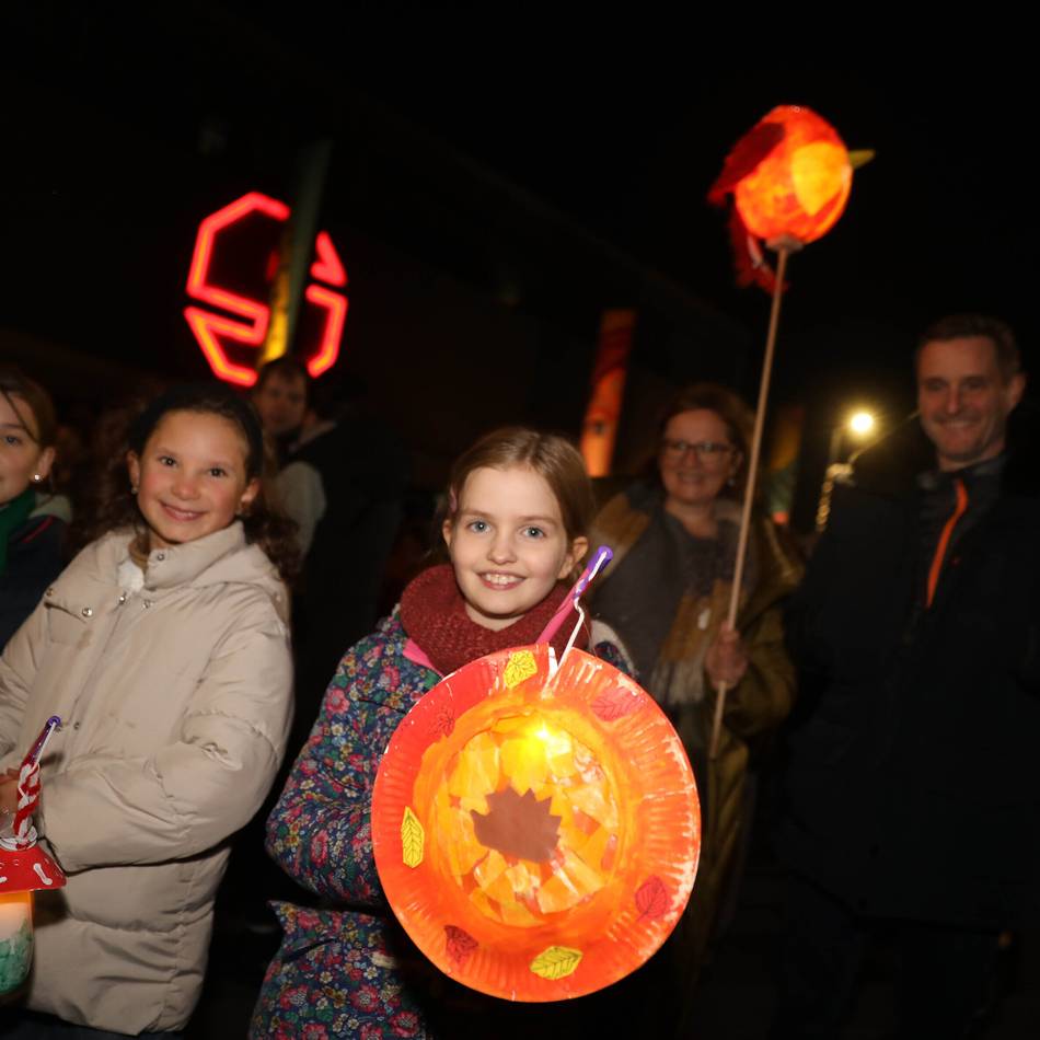 Fast 2000 Menschen ziehen durch Mönchengladbach: Leuchtende Laternen und leuchtende Augen bei Schaffrath-Martinszug 2025