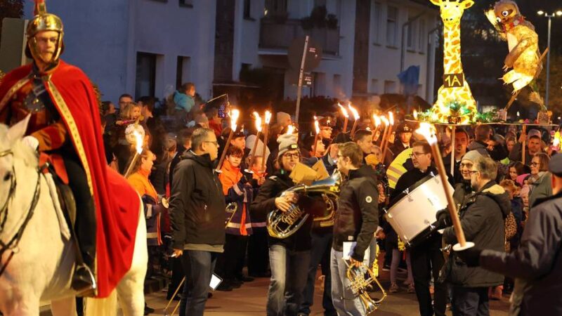 Martinszug 2025 in Korschenbroich: Prachtvolles Lichtermeer beim Martinszug