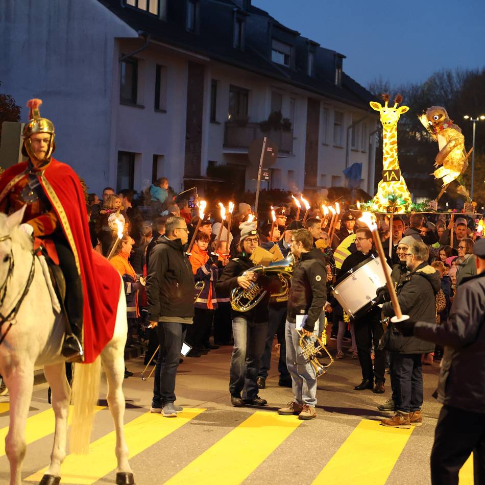 Martinszug 2025 in Korschenbroich: Prachtvolles Lichtermeer beim Martinszug