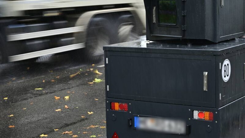 Mutwillige Zerstörung in Mönchengladbach: Drei Männer sollen Blitzer mit Bauschaum besprüht haben