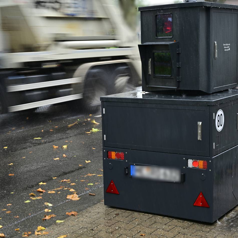 Mutwillige Zerstörung in Mönchengladbach: Drei Männer sollen Blitzer mit Bauschaum besprüht haben