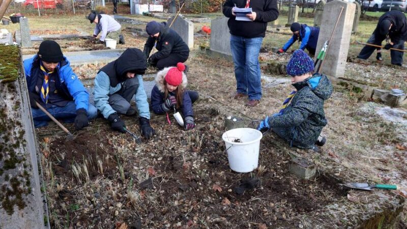 Pfadfinder aus Leverkusen: Pflegeeinsatz für den jüdischen Friedhof