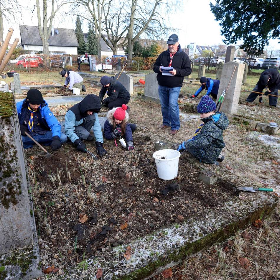 Pfadfinder aus Leverkusen: Pflegeeinsatz für den jüdischen Friedhof