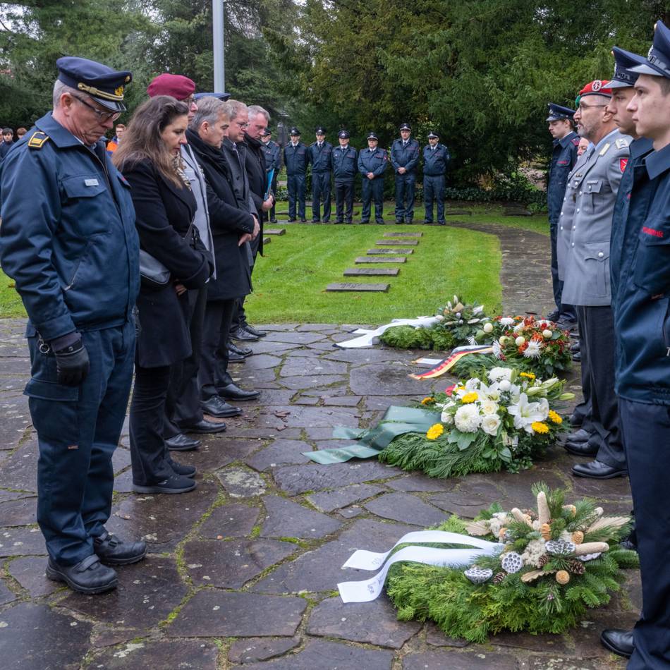 Volkstrauertag: Ehrerbietung für die Opfer des Krieges