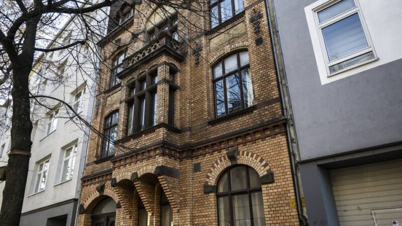 Düsseldorf: 130 Jahre altes Haus wird zwangsversteigert – Der Eigentümer sitzt an der Königsallee