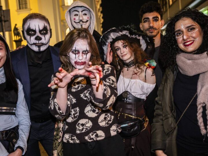 Halloween in Düsseldorf: Skelette, Gespenster und viel Gruselei – so wurde Halloween in der Altstadt gefeiert