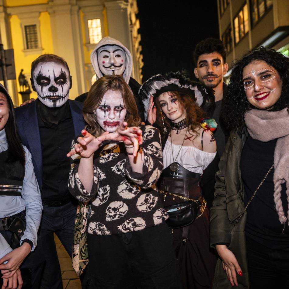 Halloween in Düsseldorf: Skelette, Gespenster und viel Gruselei – so wurde Halloween in der Altstadt gefeiert