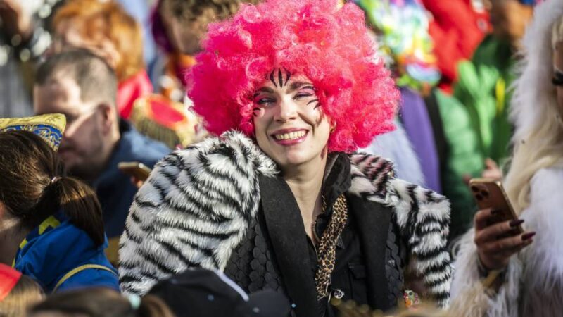 Bei Sonnenschein auf dem Marktplatz: Düsseldorfer Narren feiern in bunten Kostümen den Start in die Session
