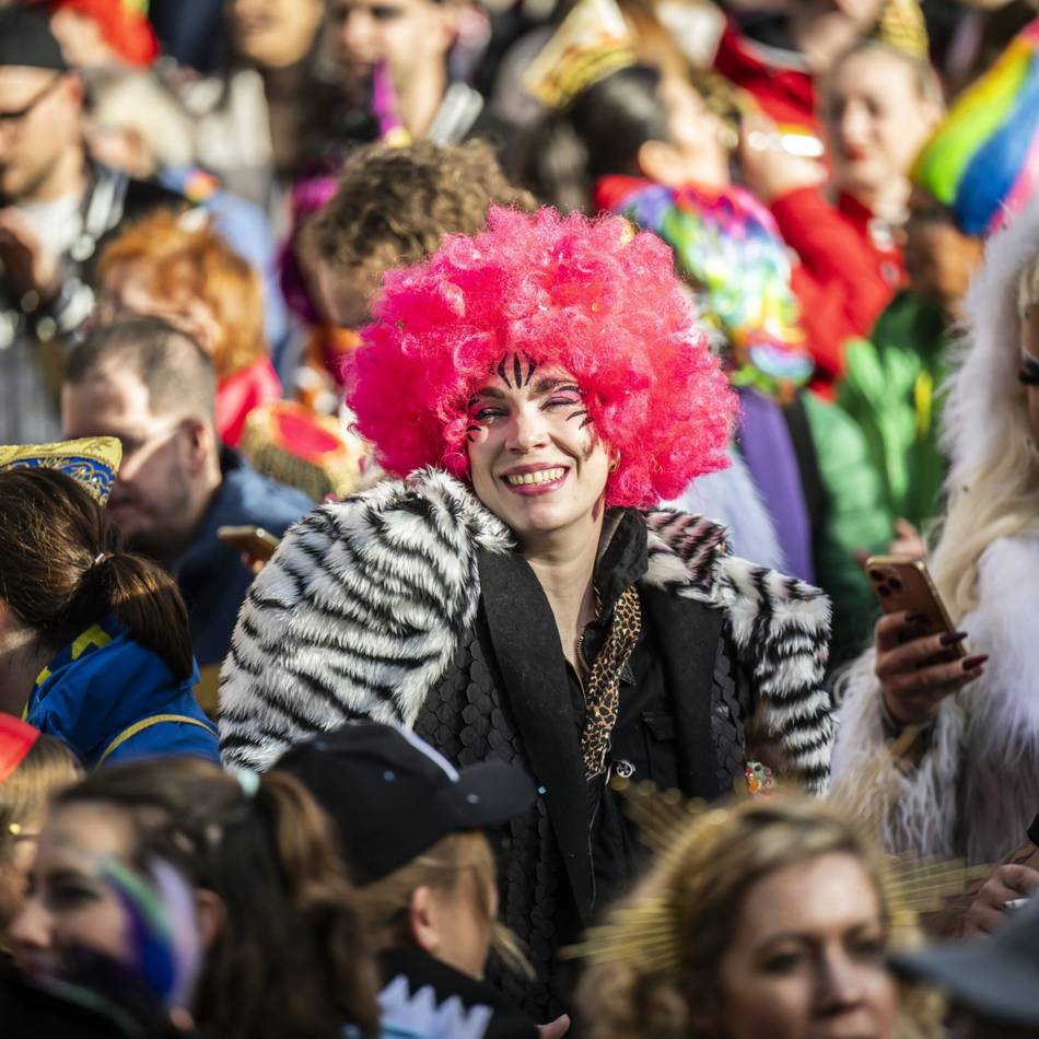 Bei Sonnenschein auf dem Marktplatz: Düsseldorfer Narren feiern in bunten Kostümen den Start in die Session