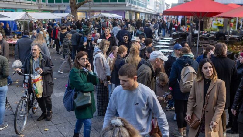 Verkaufsoffener Sonntag in Krefeld: Volle Stadt, glückliche Händler – das Konzept des Martinszaubers geht auf