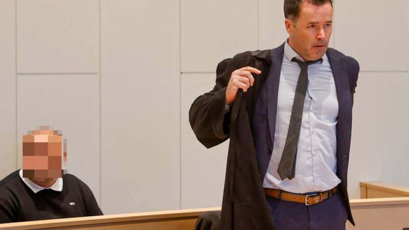 Geständnis bei Prozessauftakt in Krefeld: „Ich zog das Messer aus meiner Bauchtasche und stach zu“