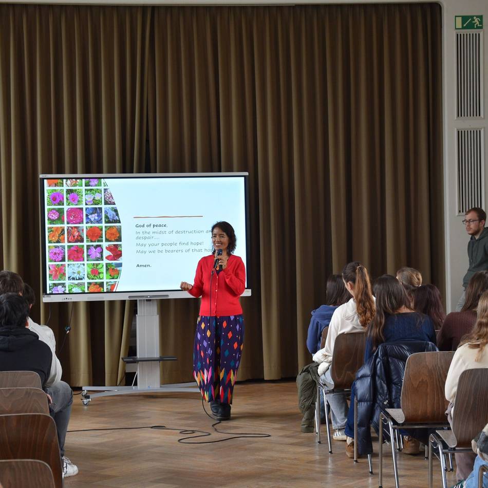 Besuch an der Liebfrauenschule: „Hoffnung lässt uns nicht zugrunde gehen“