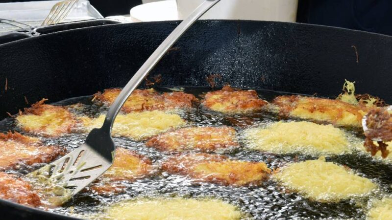 Benefizaktion in Düsseldorf : Scholljonges spendieren 3000 Portionen Reibekuchen