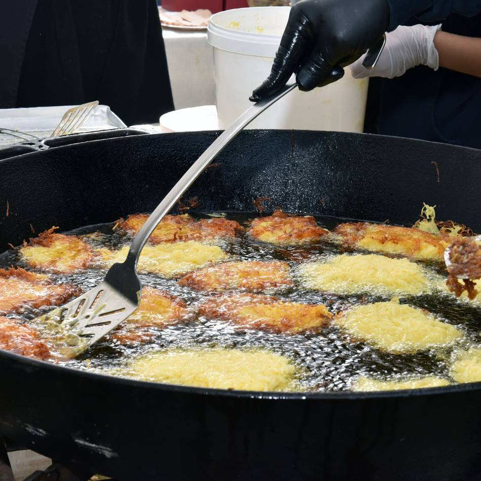 Benefizaktion in Düsseldorf : Scholljonges spendieren 3000 Portionen Reibekuchen