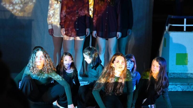 Kultur in Radevormwald: Tanzvorführung „Scheinzeit“ fordert das Publikum