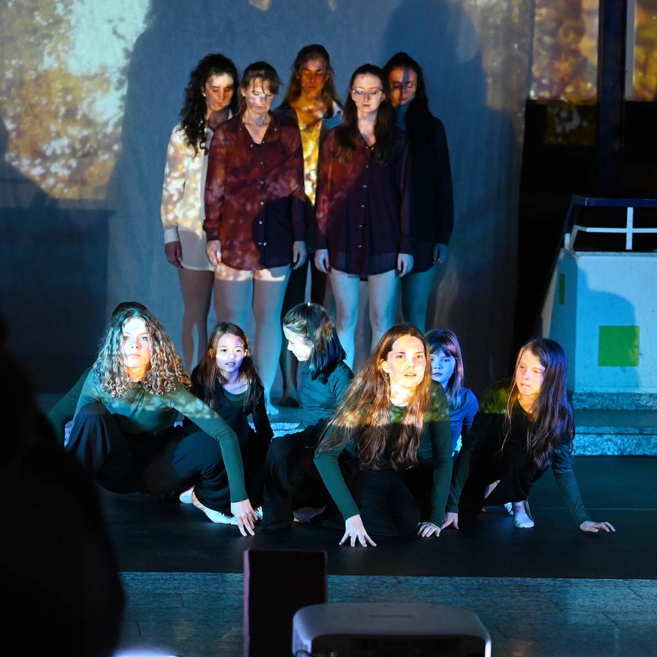 Kultur in Radevormwald: Tanzvorführung „Scheinzeit“ fordert das Publikum