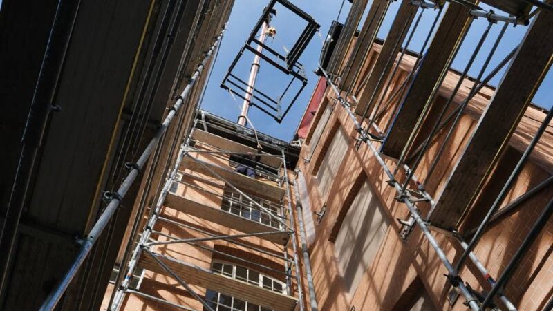 Umbau im Museum Cromford: Aufzugteile schweben in Cromford ein