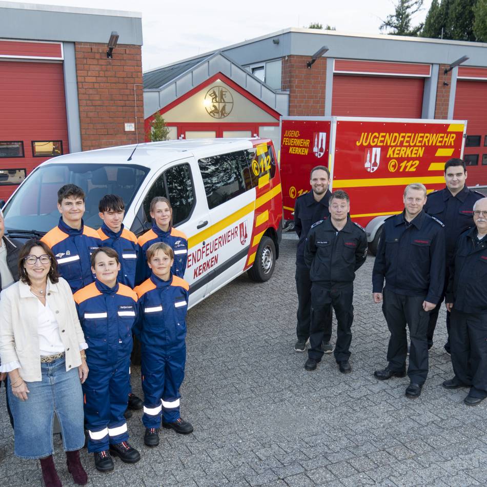 Unterstützung von Sponsoren: Neue Beschriftung für den Transporter der Jugendfeuerwehr Kerken