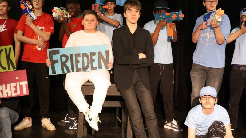 Schule an der Wupper in Leverkusen: Theaterprojekt um Krieg und Frieden beeindruckt auf großer Bühne