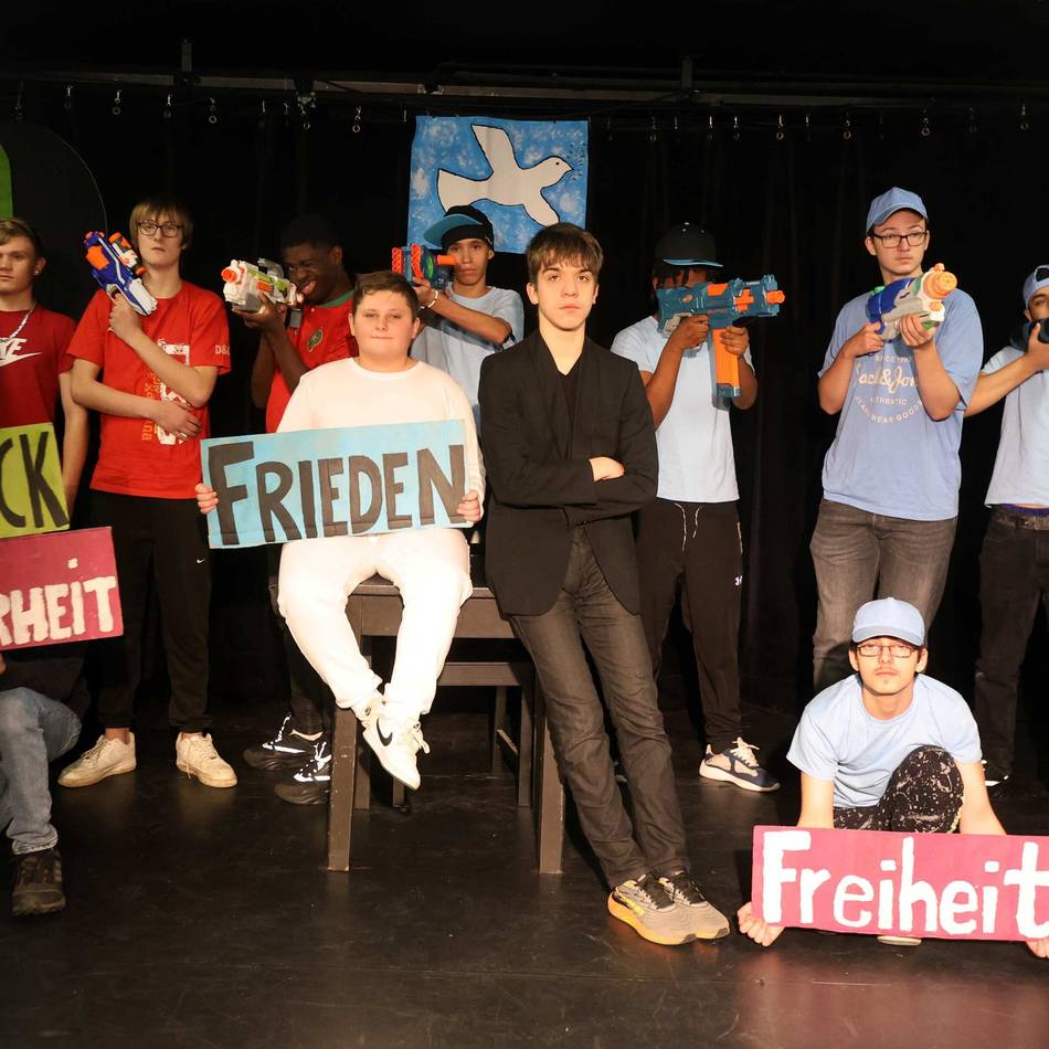 Schule an der Wupper in Leverkusen: Theaterprojekt um Krieg und Frieden beeindruckt auf großer Bühne