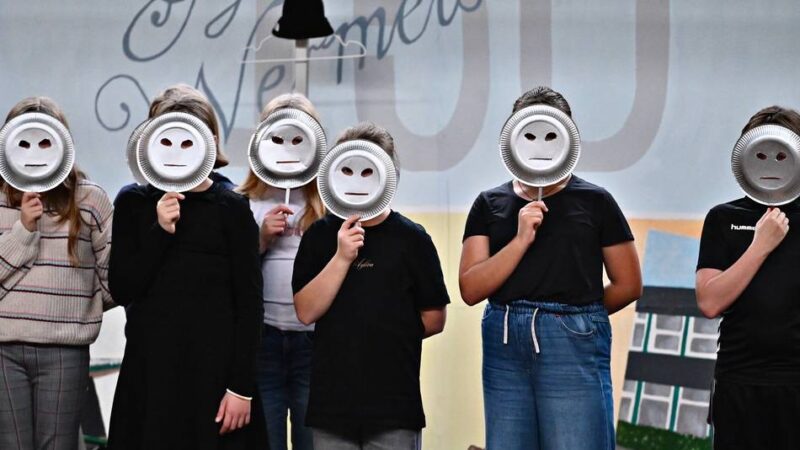 Theater am Gymnasium Wermelskirchen: Zwischen Erwartungsdruck und der Suche nach dem Lebenssinn