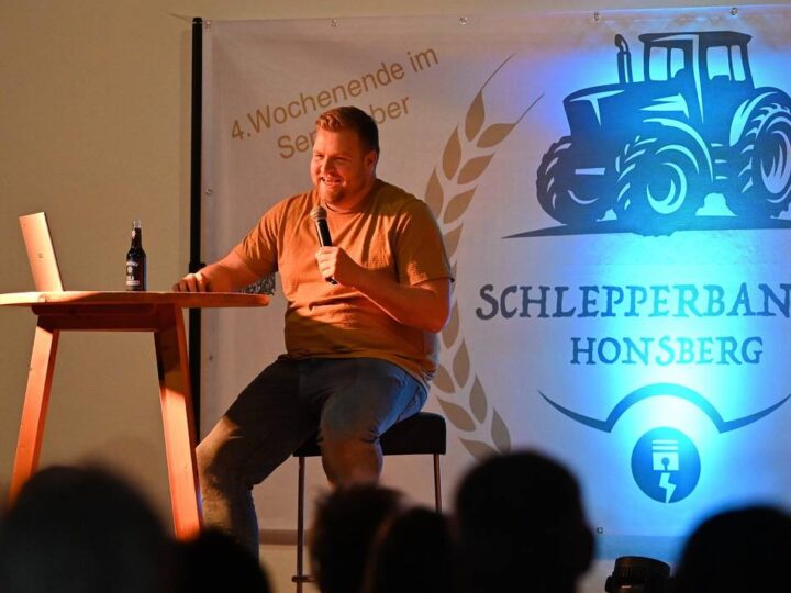 Kabarettaufführung in Radevormwald: Dorfregel: „Halte immer eine Kiste Bier bereit“