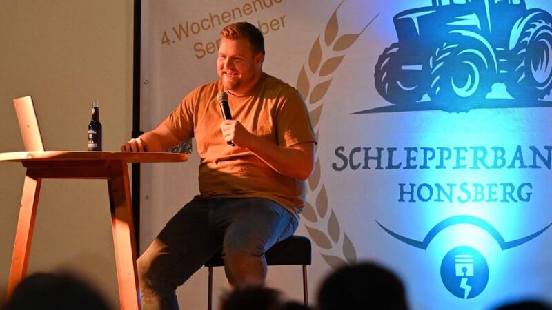 Kabarettaufführung in Radevormwald: Dorfregel: „Halte immer eine Kiste Bier bereit“