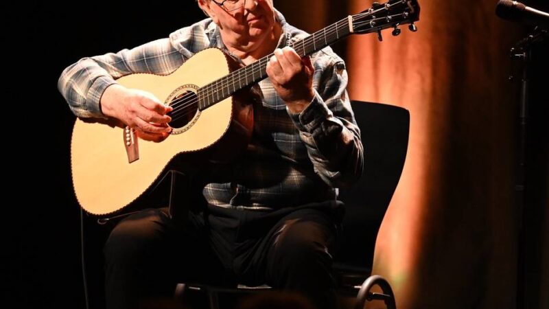 Ausverkauftes Konzert in Wermelskirchen: Vier Stühle, vier Solisten – jede Menge Saiten