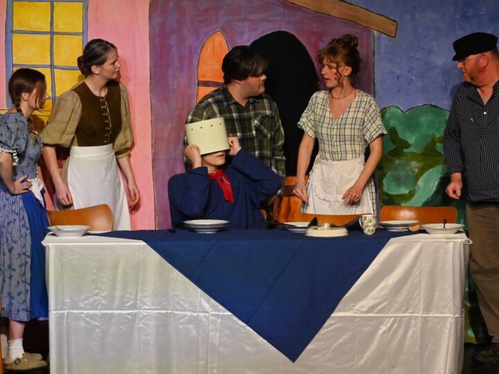 Radevormwalder Theatergruppe trat im Bürgerhaus auf: Michels lustige Missgeschicke auf der Bürgerhaus-Bühne