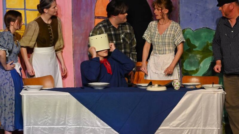 Radevormwalder Theatergruppe trat im Bürgerhaus auf: Michels lustige Missgeschicke auf der Bürgerhaus-Bühne