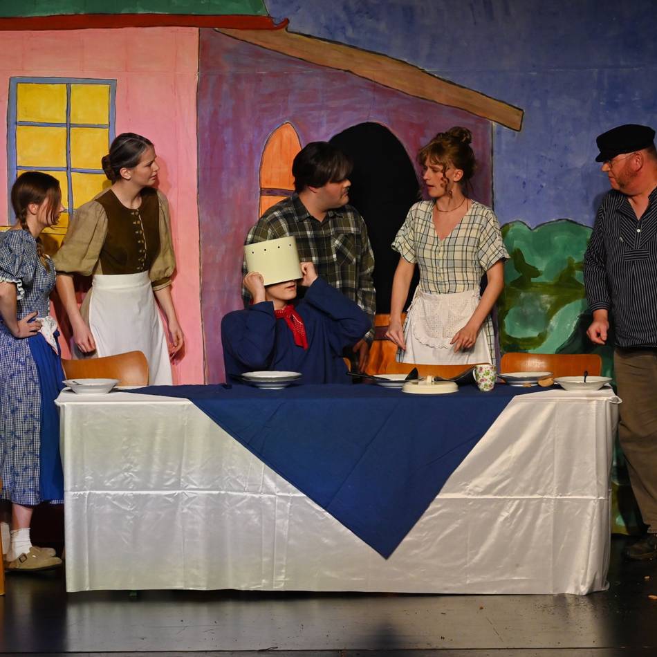 Radevormwalder Theatergruppe trat im Bürgerhaus auf: Michels lustige Missgeschicke auf der Bürgerhaus-Bühne