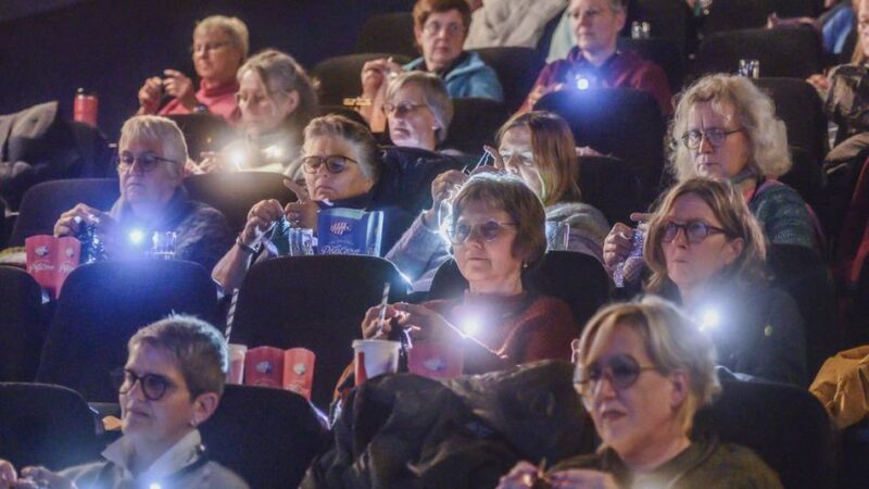 Neuer Trend in Kleve: Mit Wolle und Nadel im Kino – „Wir sind Genussstricker“