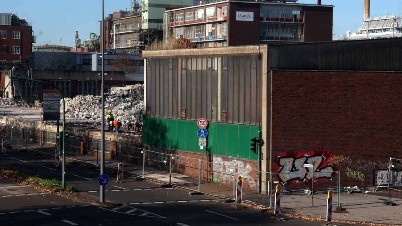 Chempark Leverkusen: An alter Werkstatt knabbert der Abbruchbagger