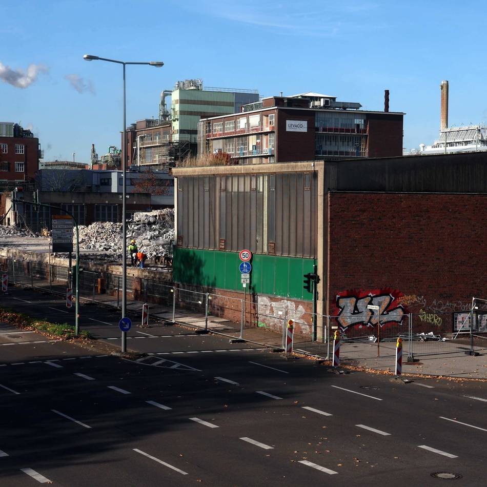 Chempark Leverkusen: An alter Werkstatt knabbert der Abbruchbagger